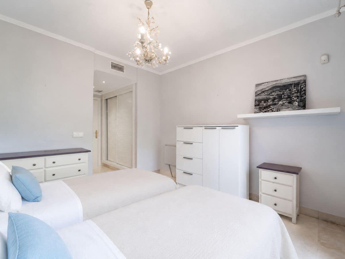3 bedroom Flat for sale in Benahavis with pool garage - € 475,000 (Ref: 10067048)