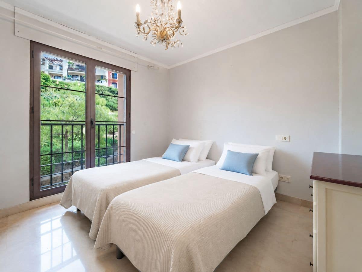 3 bedroom Flat for sale in Benahavis with pool garage - € 475,000 (Ref: 10067048)