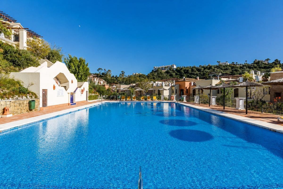 3 bedroom Flat for sale in Benahavis with pool garage - € 475,000 (Ref: 10067048)