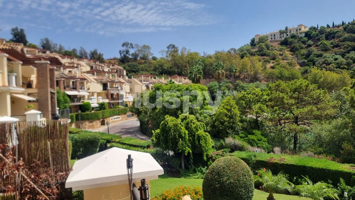 3 bedroom Flat for sale in Benahavis with pool garage - € 475,000 (Ref: 10067048)