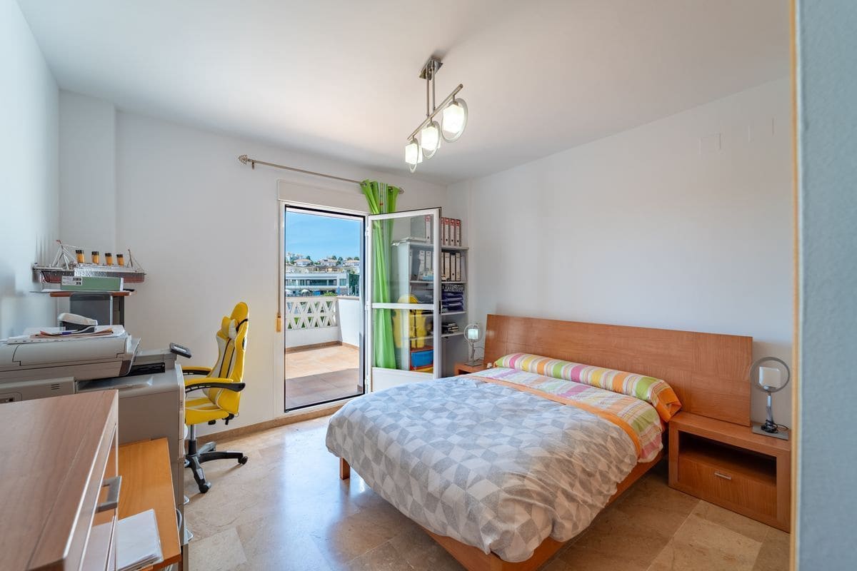 3 sypialnia Dom blizniak na sprzedaż w New Golden Mile z basenem garażem - 358 000 € (Ref: 10067051)