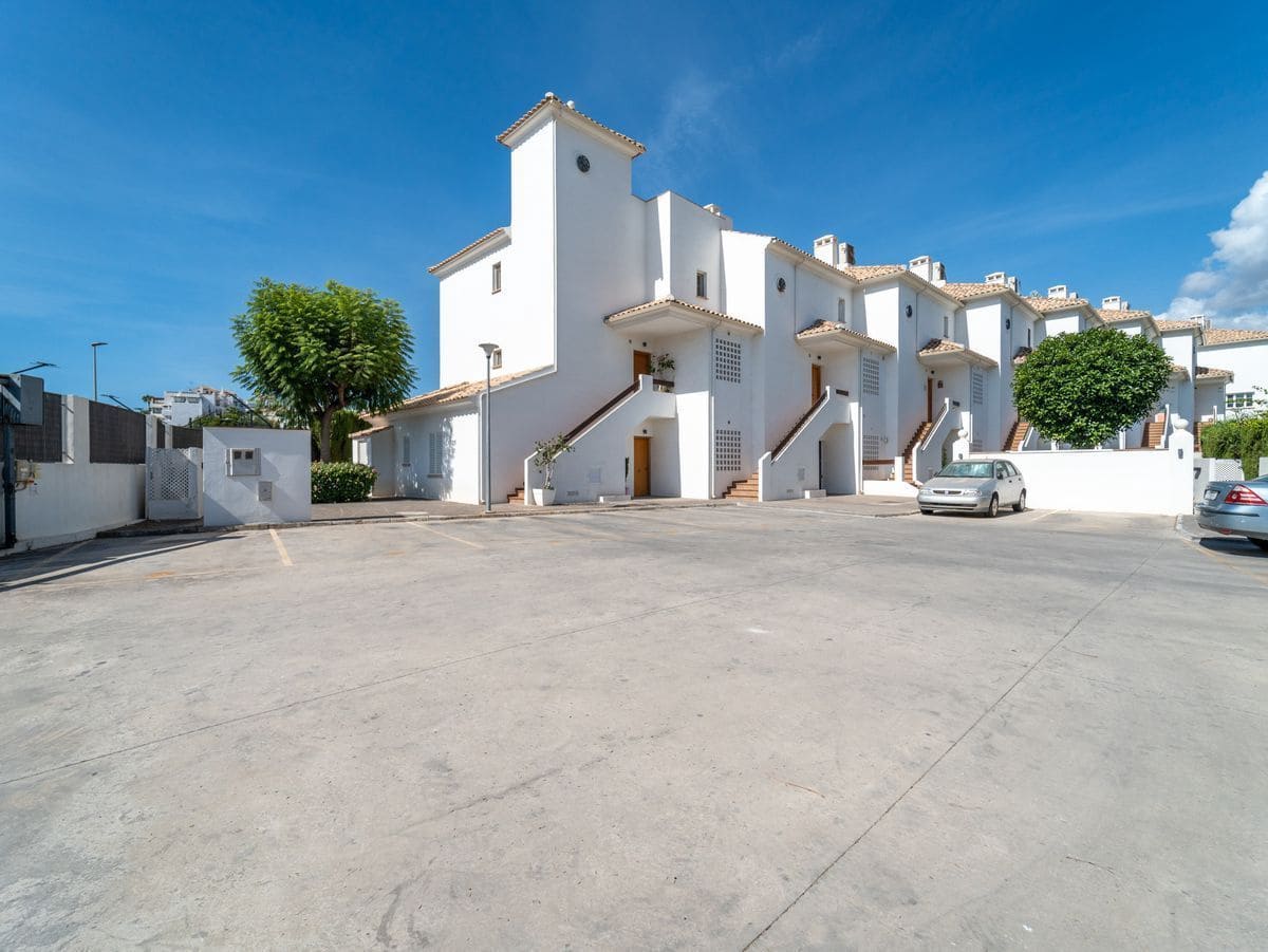 3 sypialnia Dom blizniak na sprzedaż w New Golden Mile z basenem garażem - 358 000 € (Ref: 10067051)