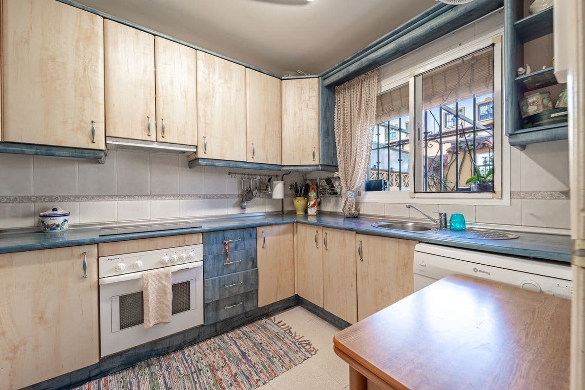 5 makuuhuone Omakotitalo myytävänä paikassa Marbella mukana 
autotalli - 525 000 € (Ref: 10101548)