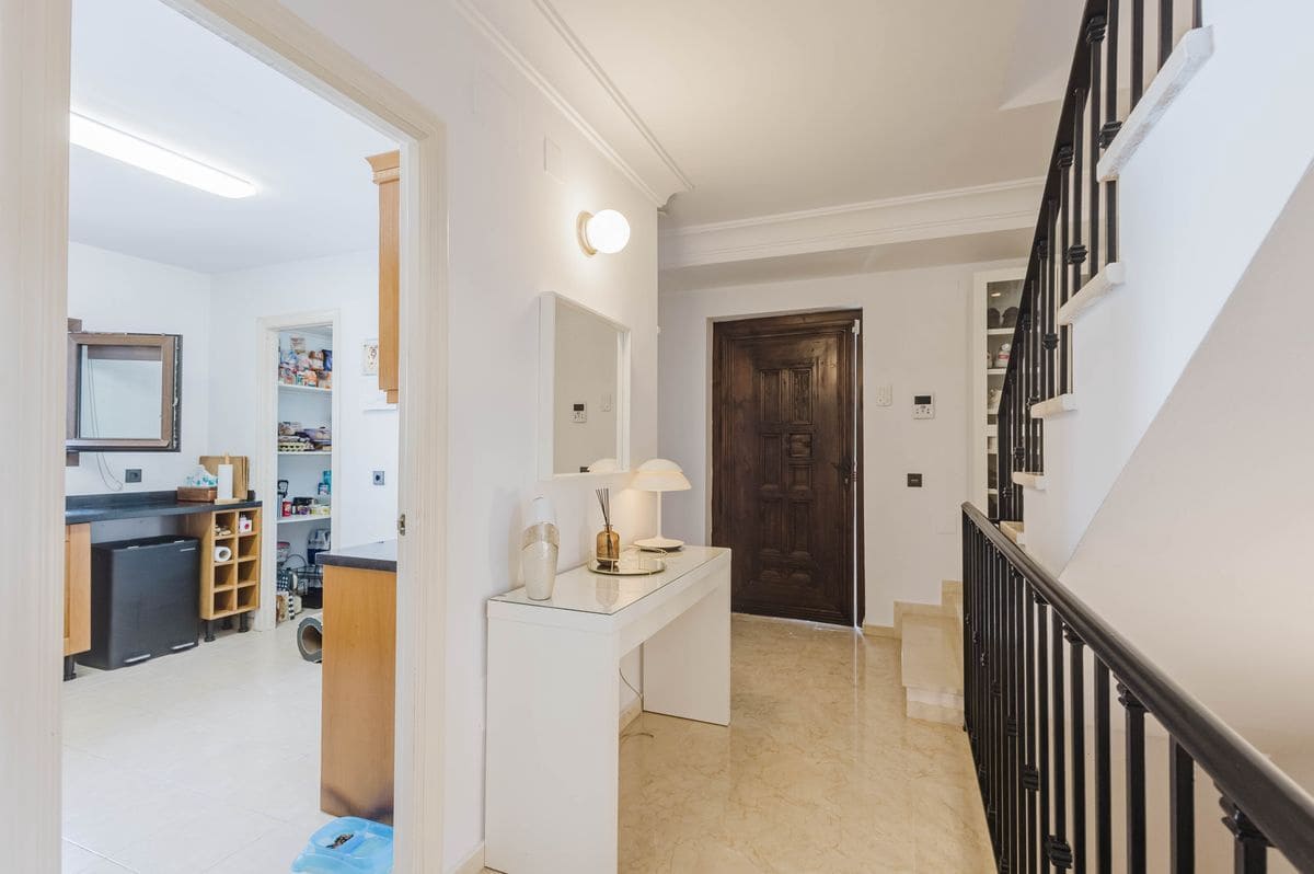 4 slaapkamer Villa te koop in New Golden Mile met zwembad garage - € 1.600.000 (Ref: 10131167)