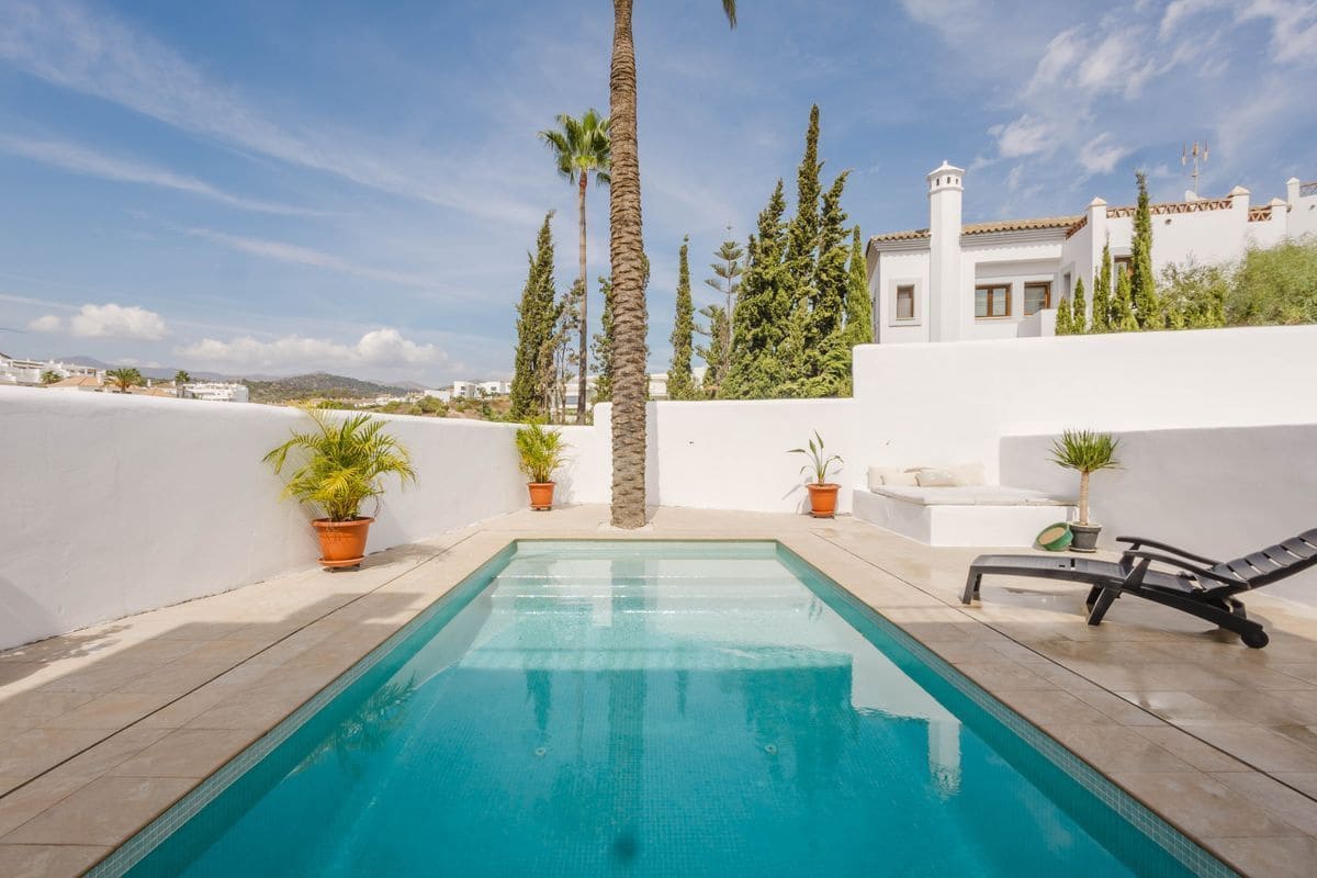 4 slaapkamer Villa te koop in New Golden Mile met zwembad garage - € 1.600.000 (Ref: 10131167)