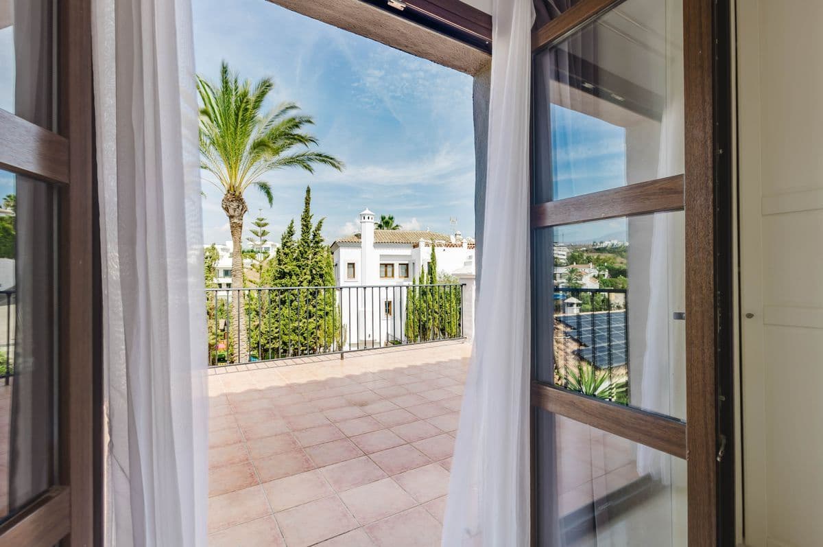 4 slaapkamer Villa te koop in New Golden Mile met zwembad garage - € 1.600.000 (Ref: 10131167)