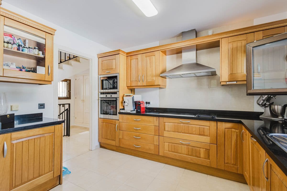 4 slaapkamer Villa te koop in New Golden Mile met zwembad garage - € 1.600.000 (Ref: 10131167)