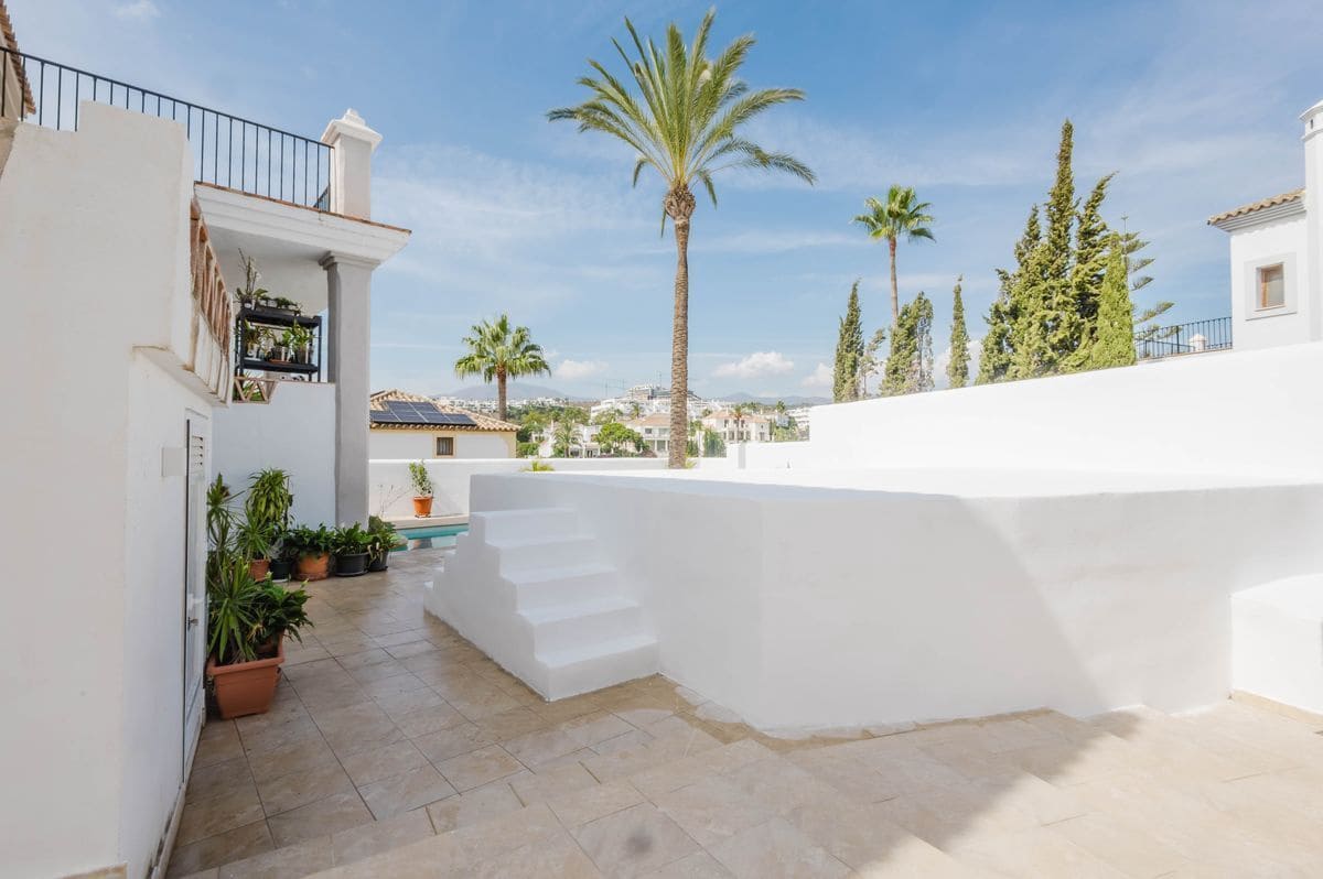 4 slaapkamer Villa te koop in New Golden Mile met zwembad garage - € 1.600.000 (Ref: 10131167)