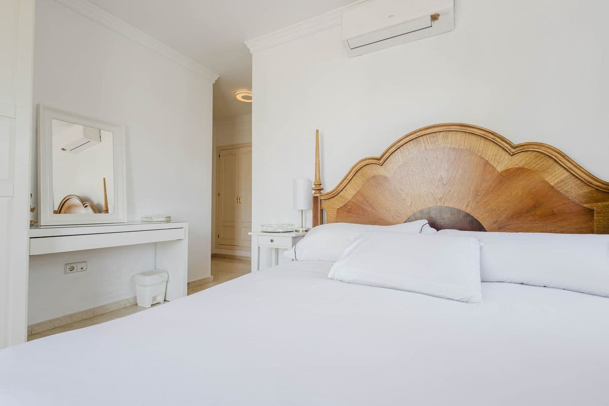 4 slaapkamer Villa te koop in New Golden Mile met zwembad garage - € 1.600.000 (Ref: 10131167)