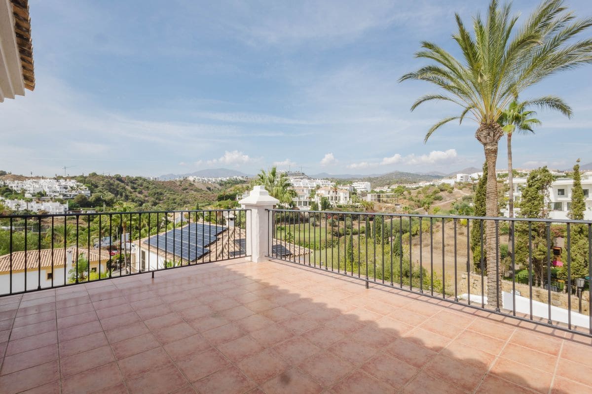 4 slaapkamer Villa te koop in New Golden Mile met zwembad garage - € 1.600.000 (Ref: 10131167)