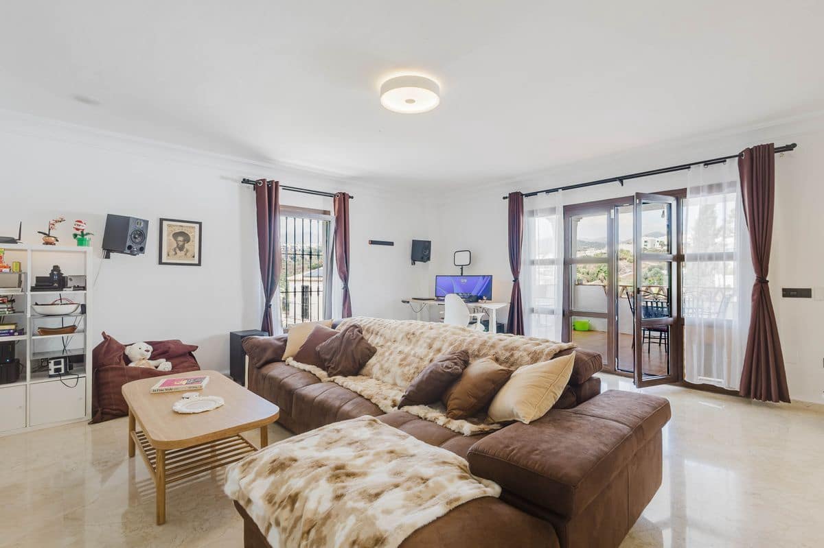 4 slaapkamer Villa te koop in New Golden Mile met zwembad garage - € 1.600.000 (Ref: 10131167)