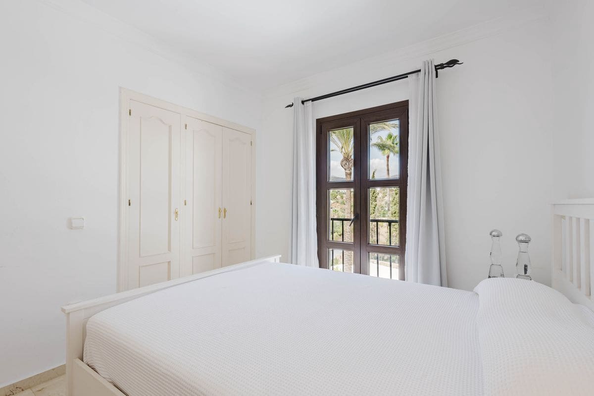 4 slaapkamer Villa te koop in New Golden Mile met zwembad garage - € 1.600.000 (Ref: 10131167)