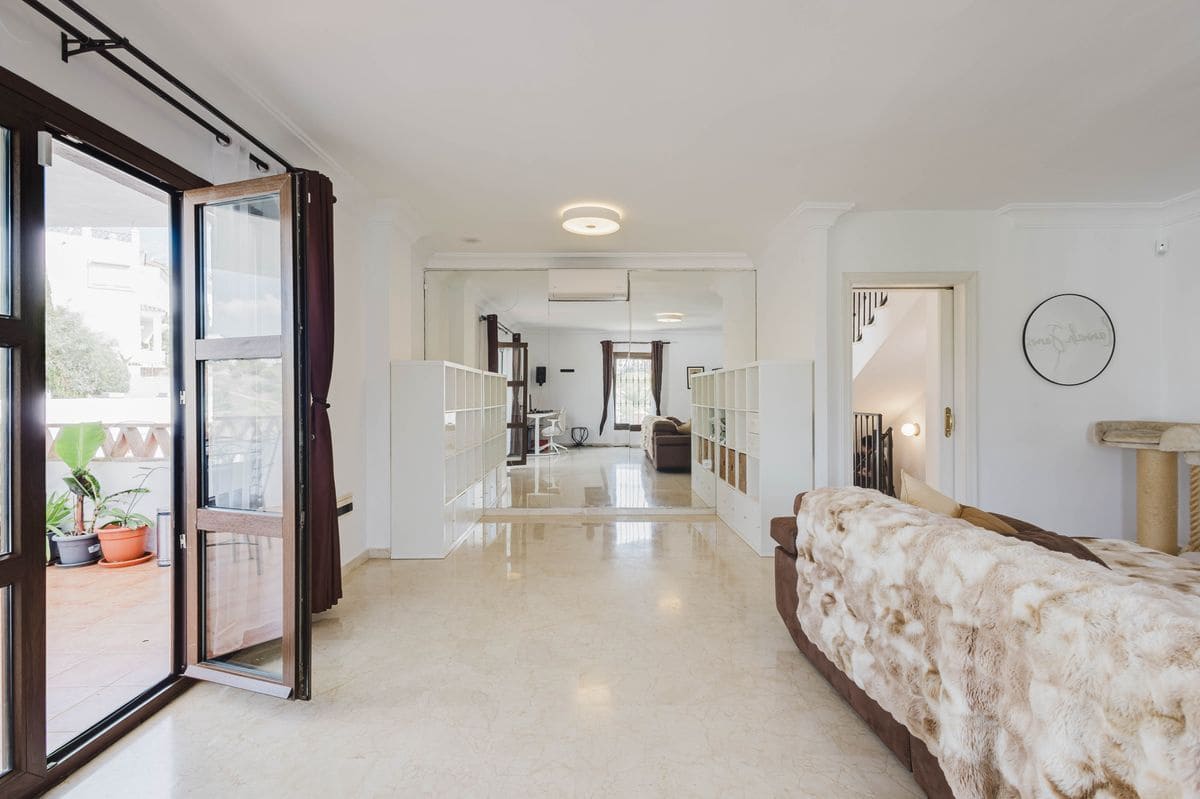 4 slaapkamer Villa te koop in New Golden Mile met zwembad garage - € 1.600.000 (Ref: 10131167)
