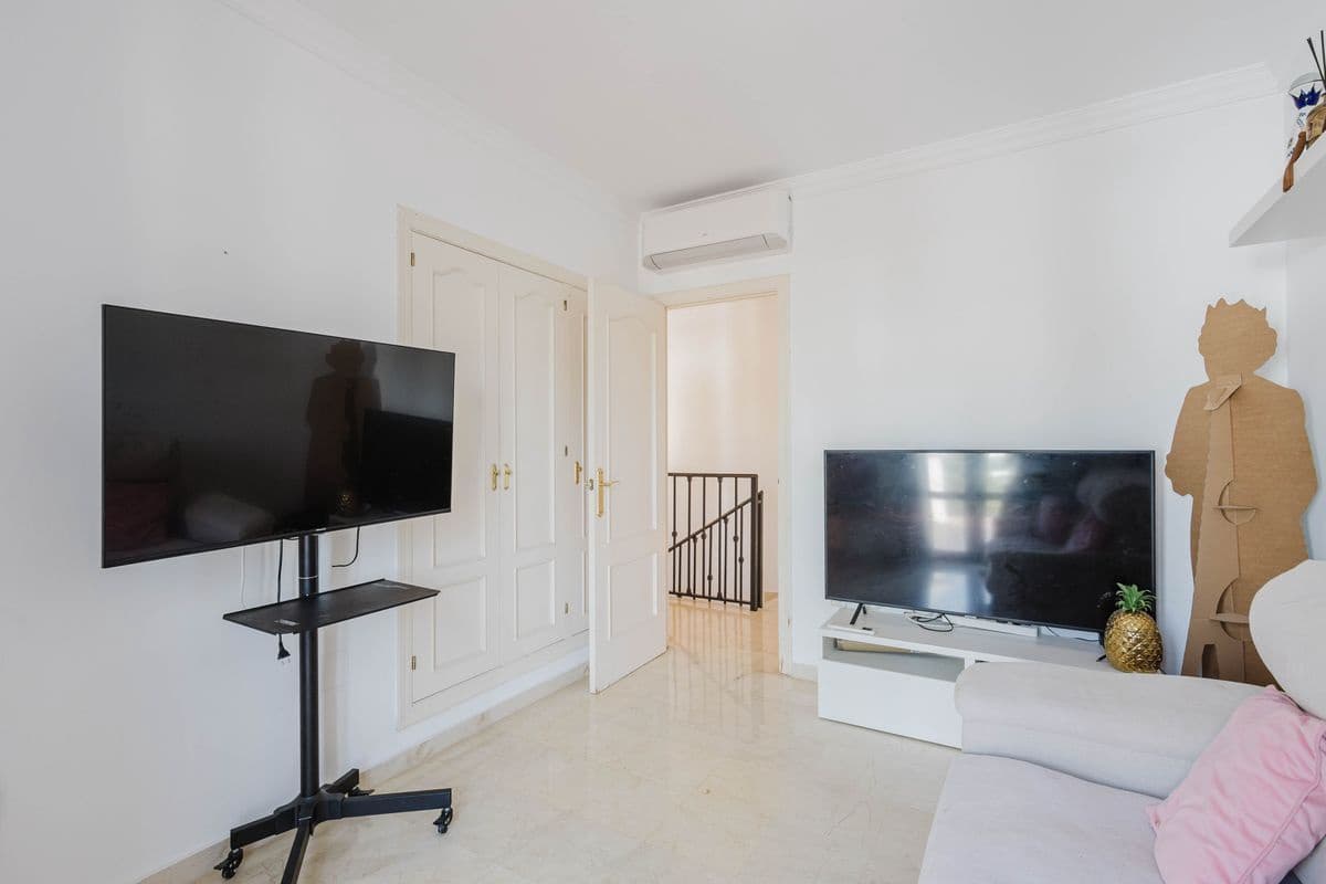 4 slaapkamer Villa te koop in New Golden Mile met zwembad garage - € 1.600.000 (Ref: 10131167)