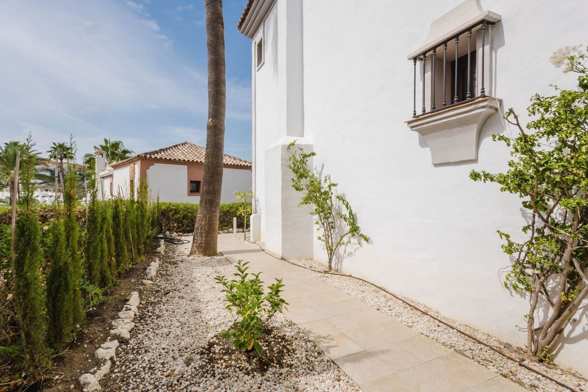 4 slaapkamer Villa te koop in New Golden Mile met zwembad garage - € 1.600.000 (Ref: 10131167)