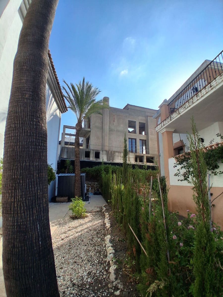 4 slaapkamer Villa te koop in New Golden Mile met zwembad garage - € 1.600.000 (Ref: 10131167)