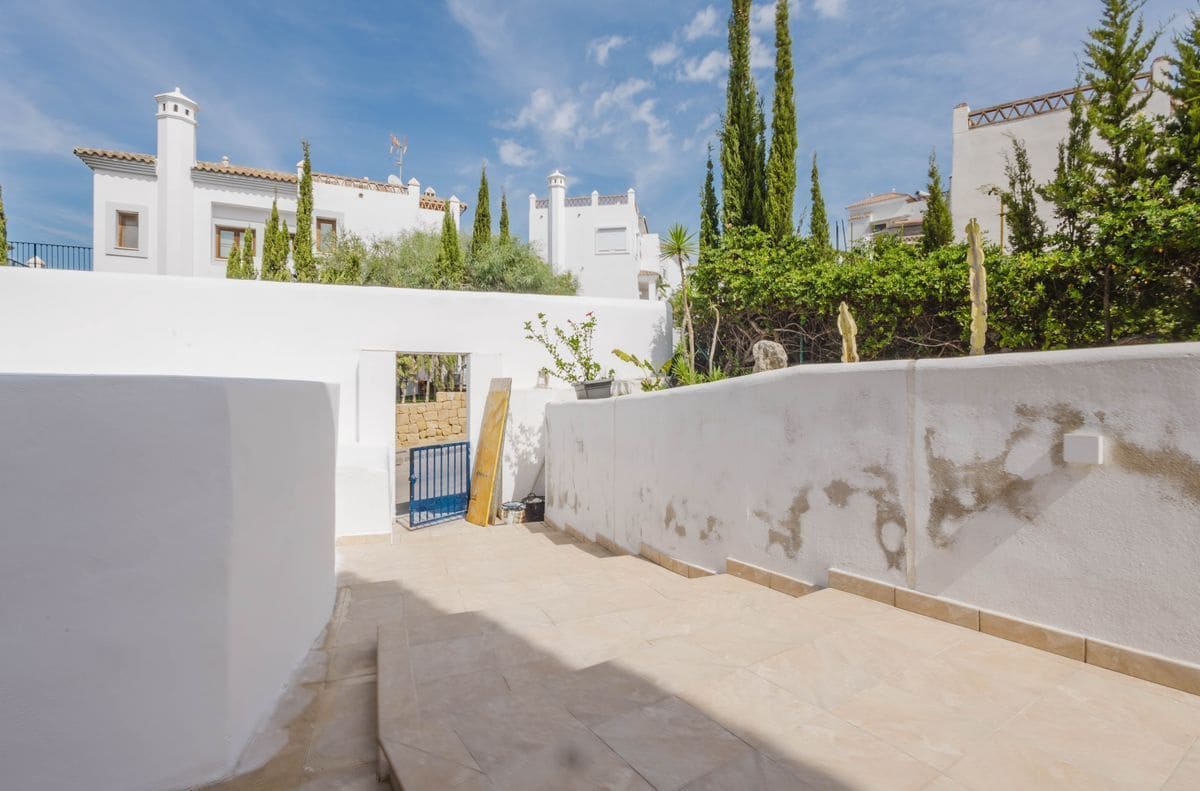 4 slaapkamer Villa te koop in New Golden Mile met zwembad garage - € 1.600.000 (Ref: 10131167)