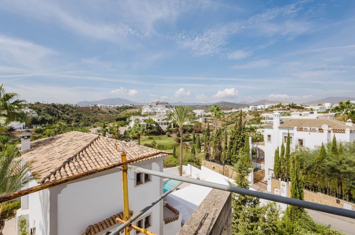 4 slaapkamer Villa te koop in New Golden Mile met zwembad garage - € 1.600.000 (Ref: 10131167)