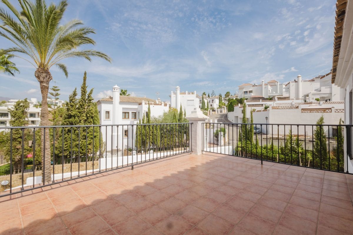 4 slaapkamer Villa te koop in New Golden Mile met zwembad garage - € 1.600.000 (Ref: 10131167)