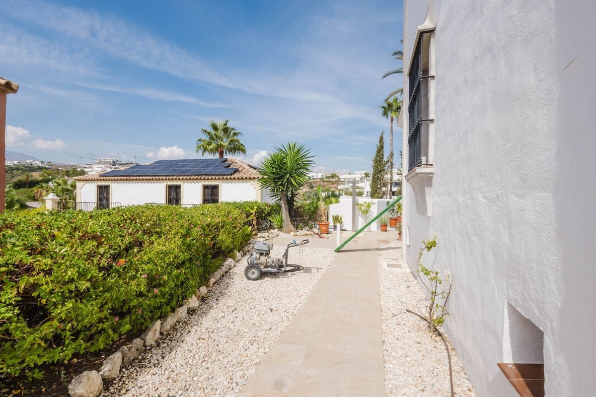 4 slaapkamer Villa te koop in New Golden Mile met zwembad garage - € 1.600.000 (Ref: 10131167)