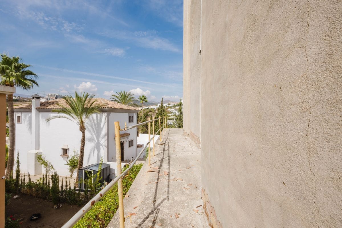 4 slaapkamer Villa te koop in New Golden Mile met zwembad garage - € 1.600.000 (Ref: 10131167)