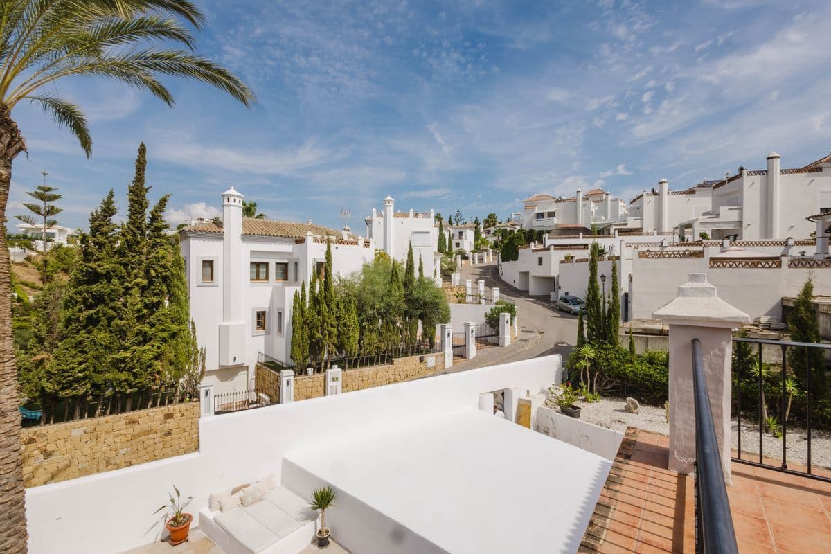4 slaapkamer Villa te koop in New Golden Mile met zwembad garage - € 1.600.000 (Ref: 10131167)
