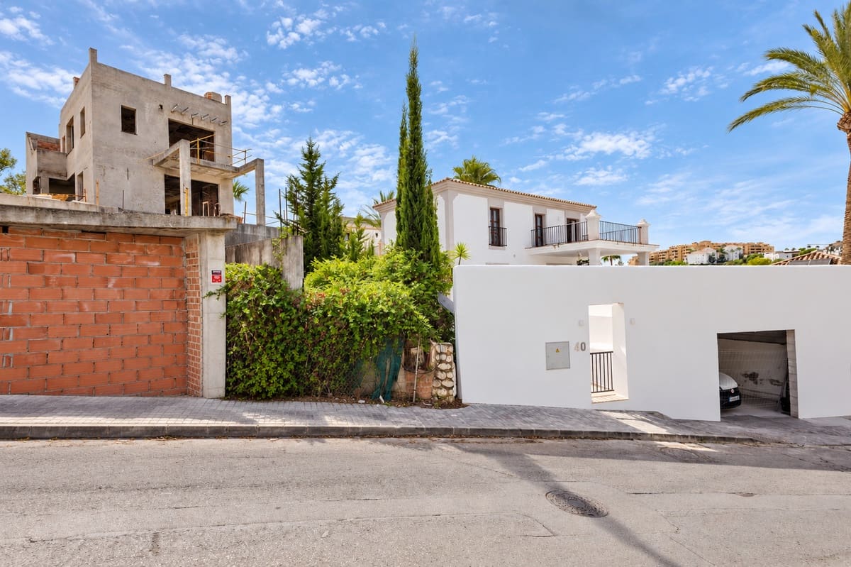 4 slaapkamer Villa te koop in New Golden Mile met zwembad garage - € 1.600.000 (Ref: 10131167)