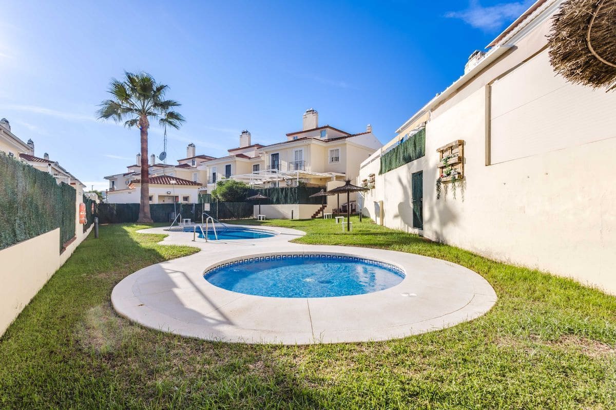 3 sovrum Villa till salu i Malaga stad med pool garage - 489 000 € (Ref: 10139101)