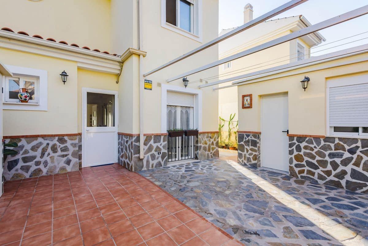 3 sovrum Villa till salu i Malaga stad med pool garage - 489 000 € (Ref: 10139101)