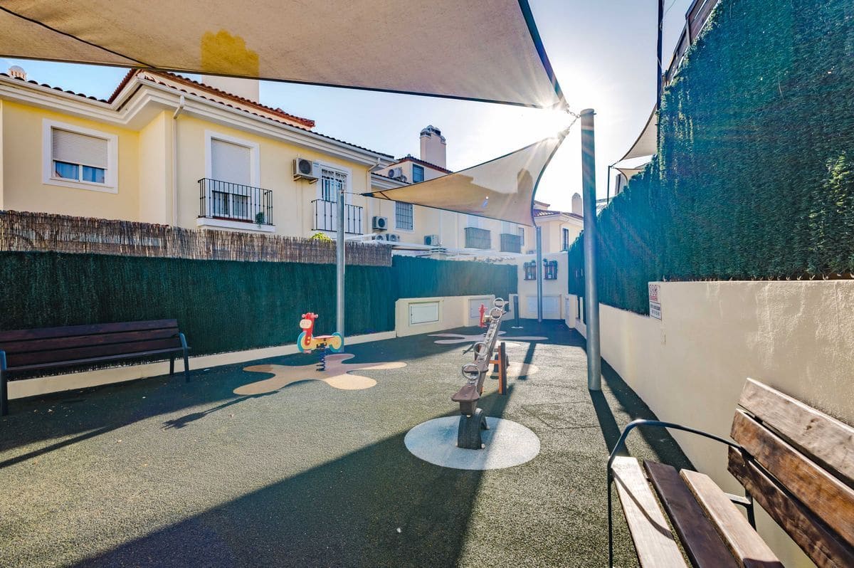 3 sovrum Villa till salu i Malaga stad med pool garage - 489 000 € (Ref: 10139101)