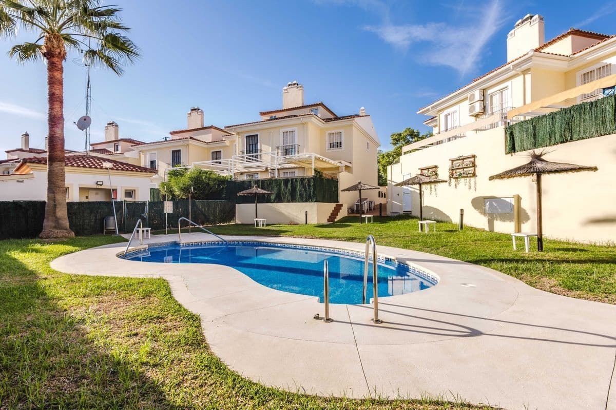 3 sovrum Villa till salu i Malaga stad med pool garage - 489 000 € (Ref: 10139101)