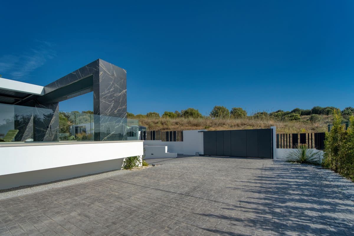 6 bedroom Villa for sale in Marbella with pool garage - € 5,900,000 (Ref: 10154577)