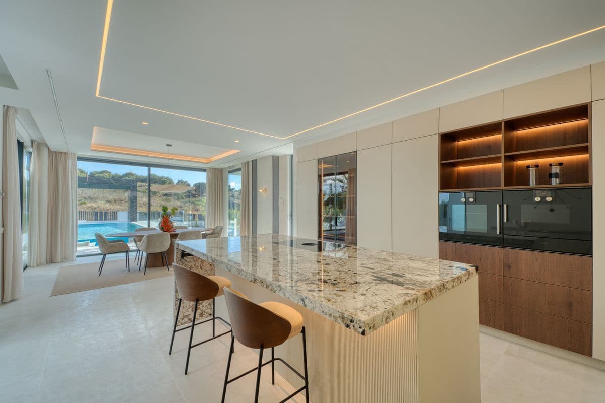 6 bedroom Villa for sale in Marbella with pool garage - € 5,900,000 (Ref: 10154577)