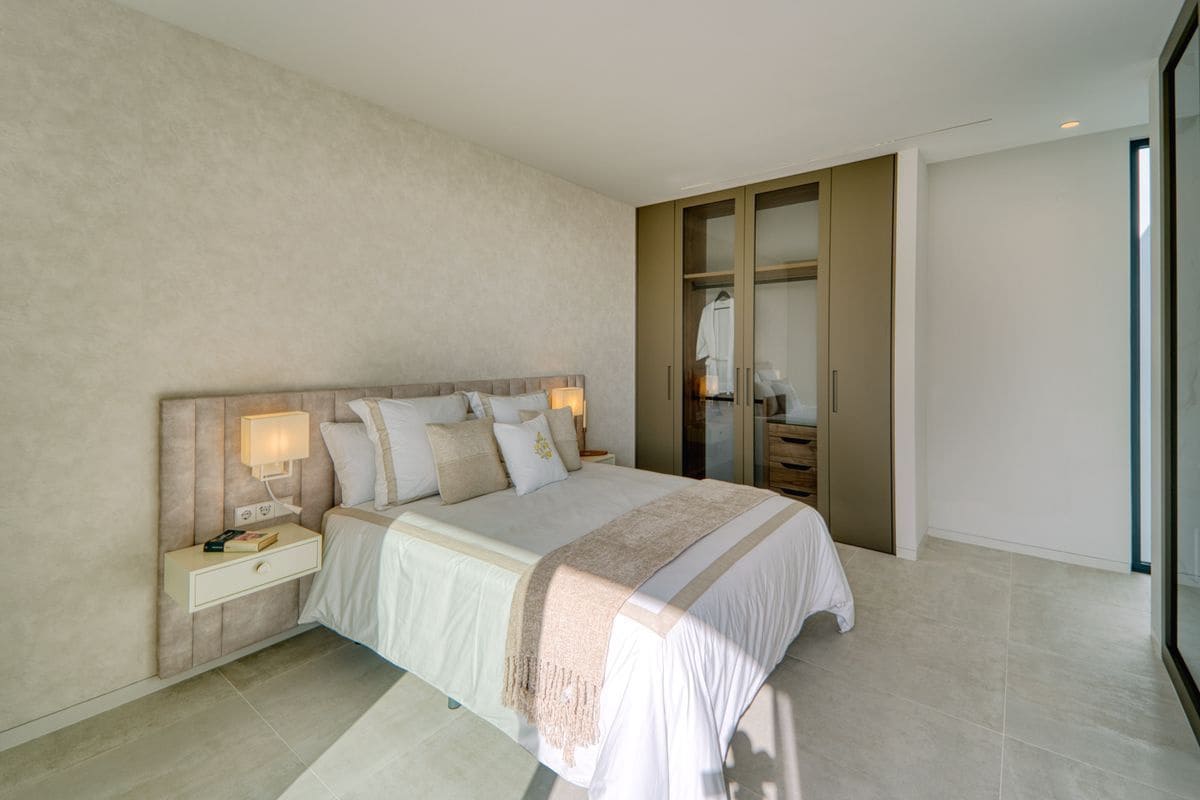 6 bedroom Villa for sale in Marbella with pool garage - € 5,900,000 (Ref: 10154577)