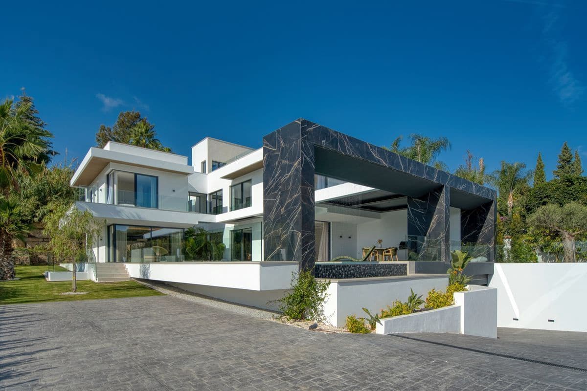 6 bedroom Villa for sale in Marbella with pool garage - € 5,900,000 (Ref: 10154577)