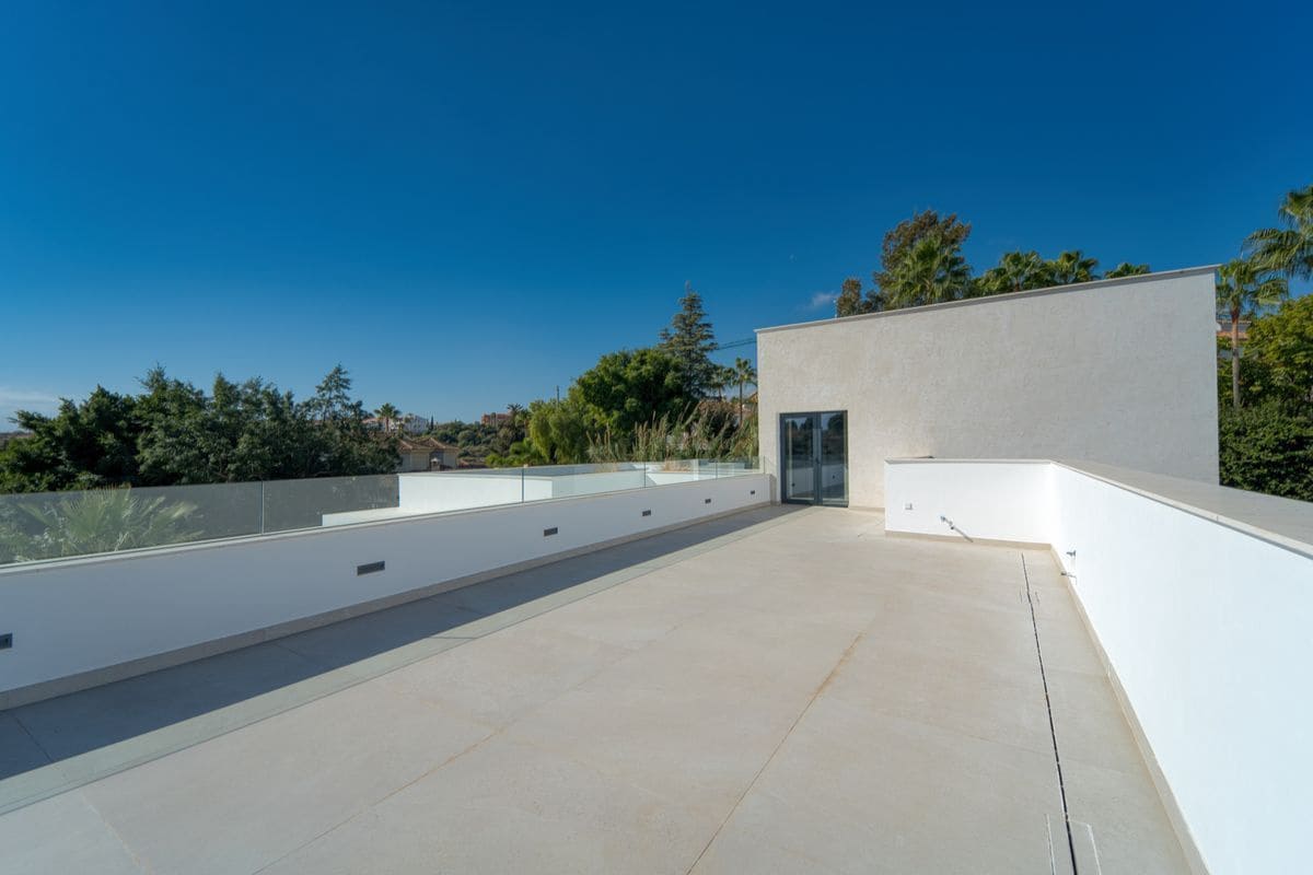 6 bedroom Villa for sale in Marbella with pool garage - € 5,900,000 (Ref: 10154577)