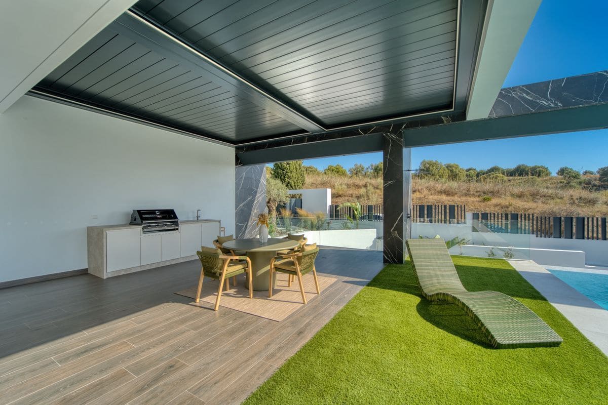 6 bedroom Villa for sale in Marbella with pool garage - € 5,900,000 (Ref: 10154577)