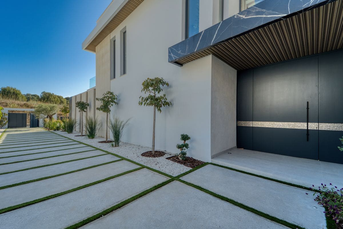 6 bedroom Villa for sale in Marbella with pool garage - € 5,900,000 (Ref: 10154577)