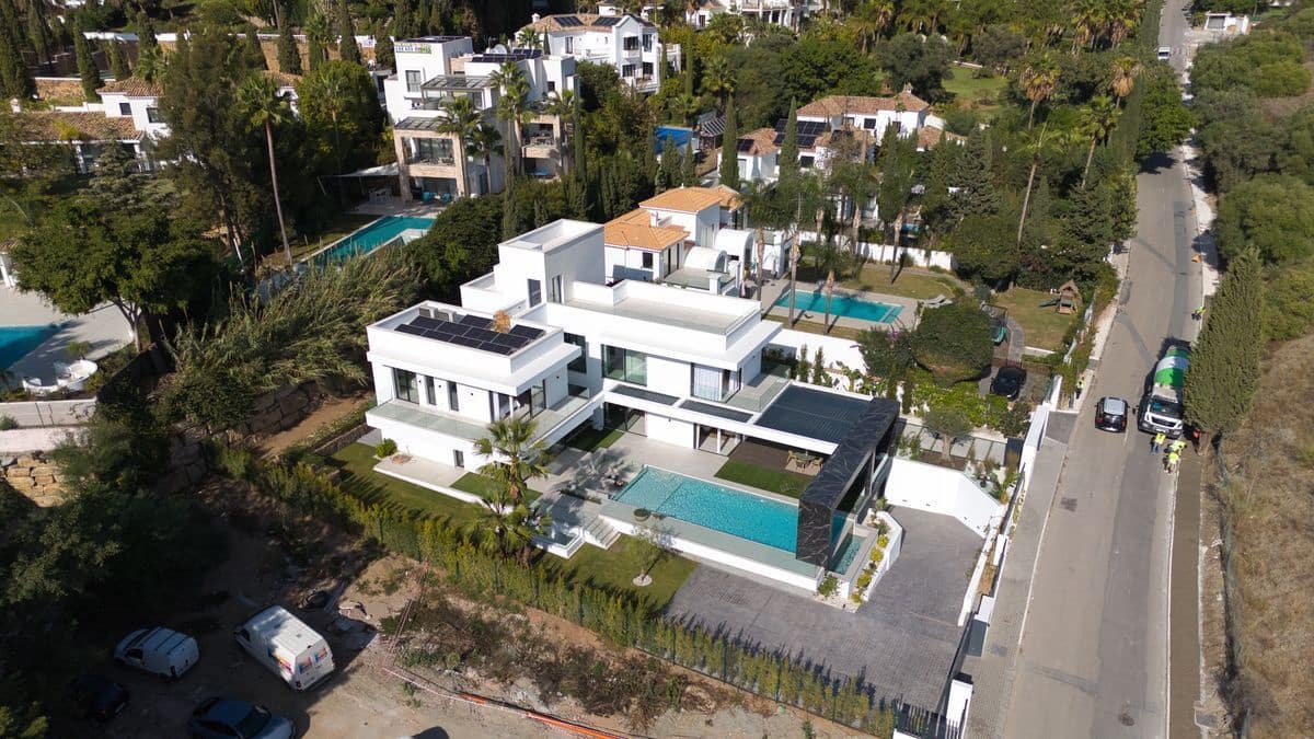 6 bedroom Villa for sale in Marbella with pool garage - € 5,900,000 (Ref: 10154577)
