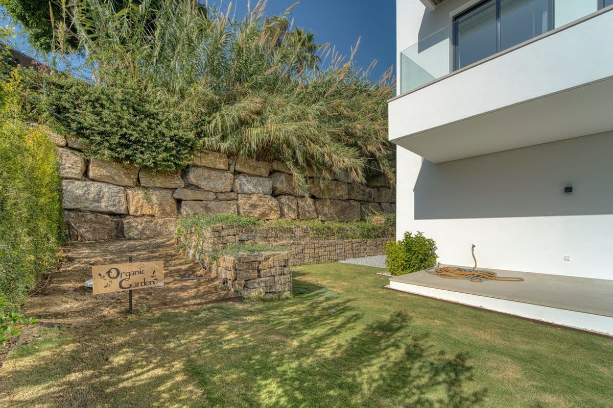 6 bedroom Villa for sale in Marbella with pool garage - € 5,900,000 (Ref: 10154577)