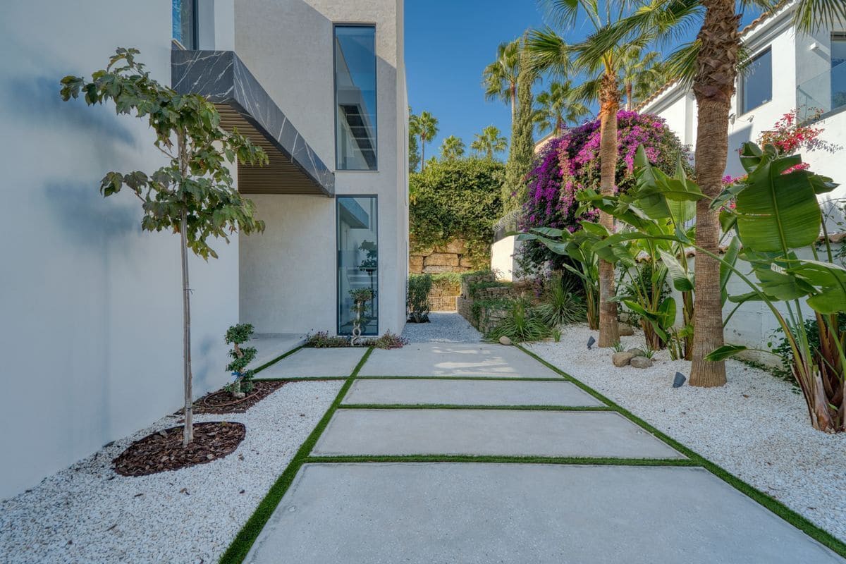6 bedroom Villa for sale in Marbella with pool garage - € 5,900,000 (Ref: 10154577)