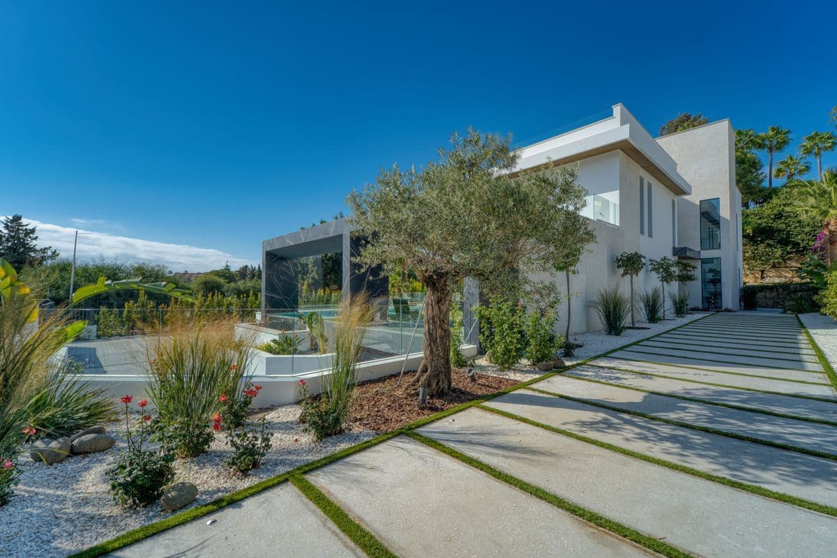 6 bedroom Villa for sale in Marbella with pool garage - € 5,900,000 (Ref: 10154577)