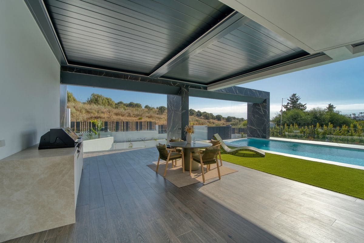 6 bedroom Villa for sale in Marbella with pool garage - € 5,900,000 (Ref: 10154577)