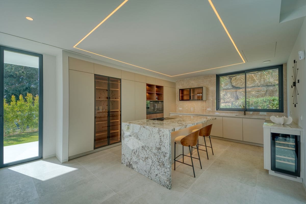 6 bedroom Villa for sale in Marbella with pool garage - € 5,900,000 (Ref: 10154577)