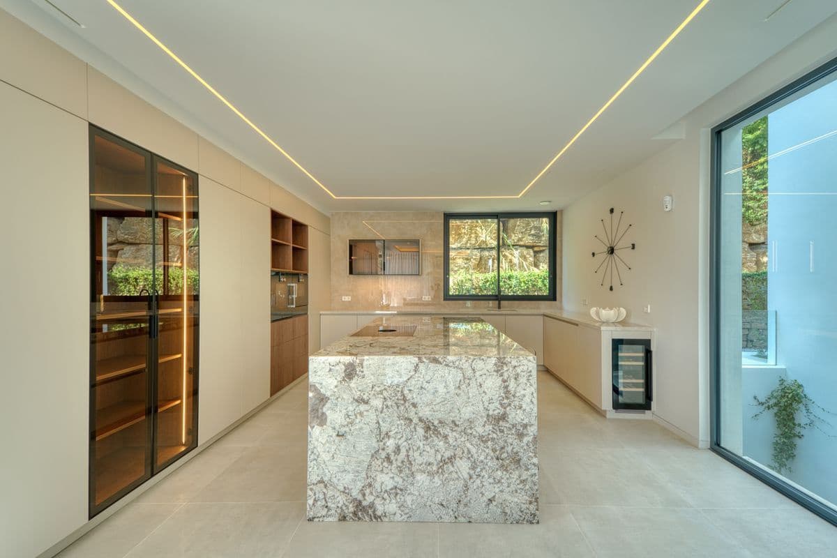 6 bedroom Villa for sale in Marbella with pool garage - € 5,900,000 (Ref: 10154577)