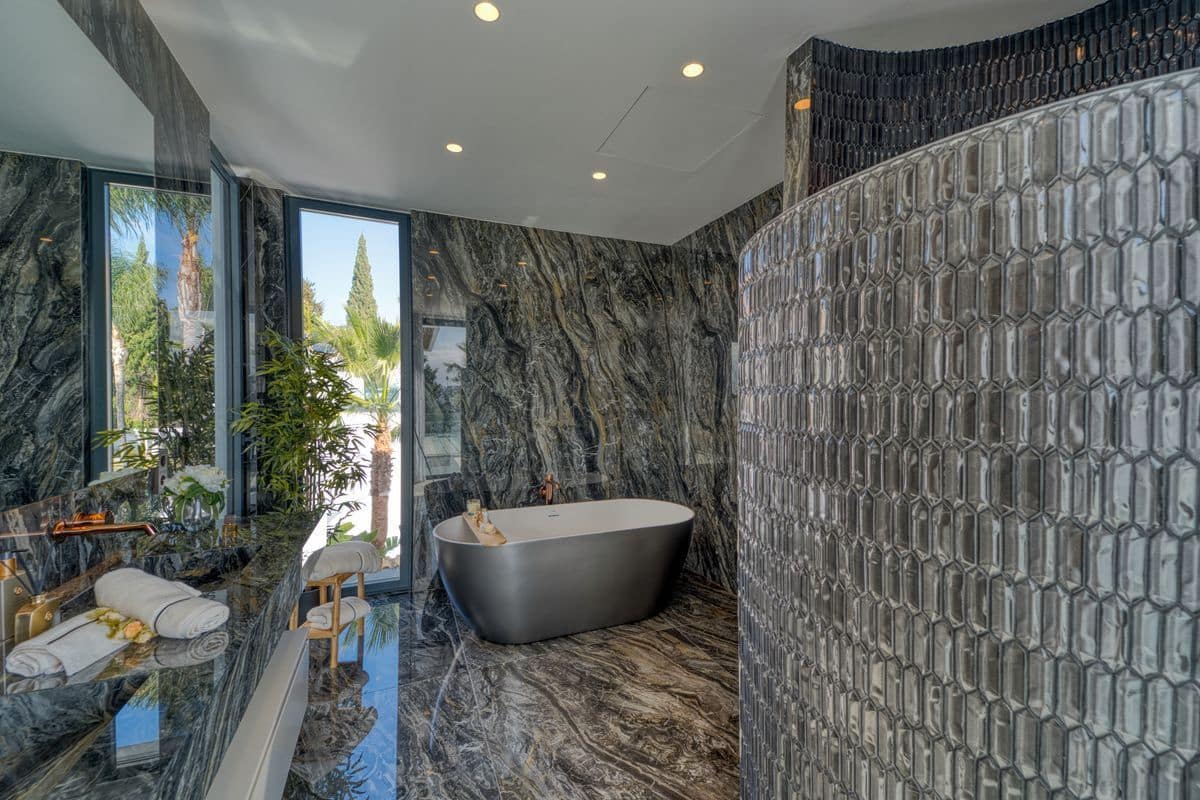 6 bedroom Villa for sale in Marbella with pool garage - € 5,900,000 (Ref: 10154577)