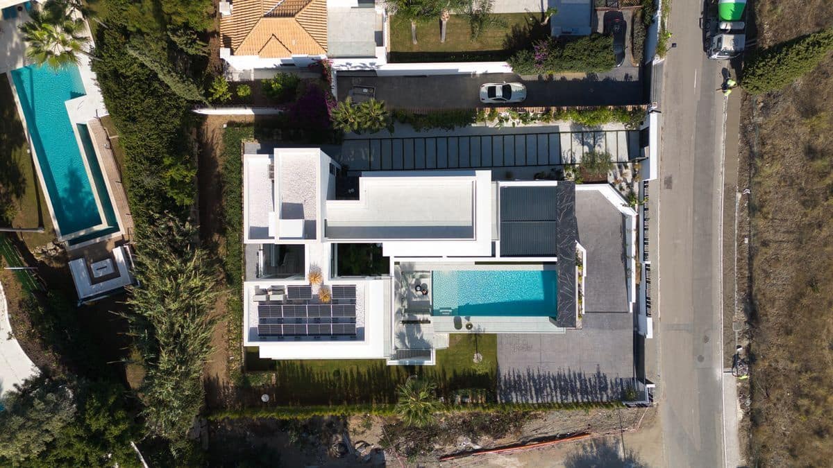 6 bedroom Villa for sale in Marbella with pool garage - € 5,900,000 (Ref: 10154577)