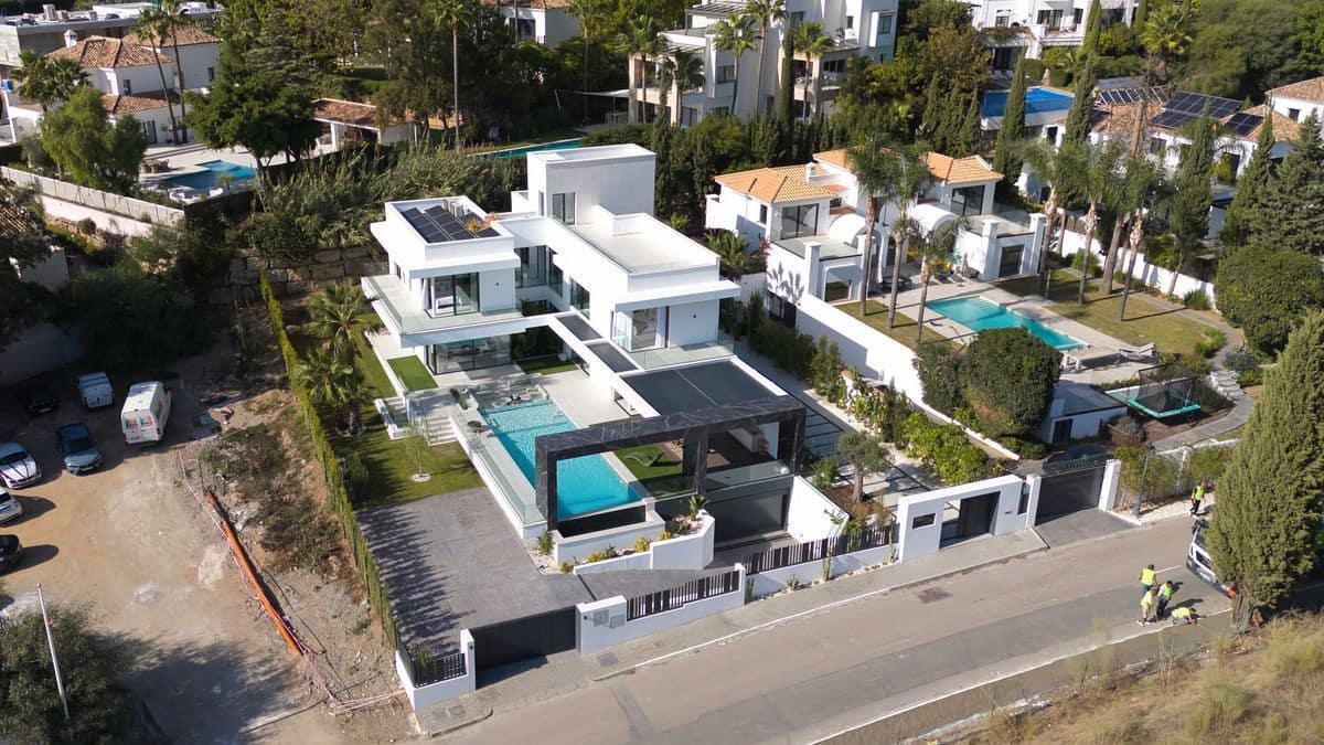 6 bedroom Villa for sale in Marbella with pool garage - € 5,900,000 (Ref: 10154577)