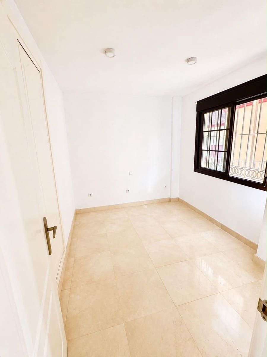 2 bedroom Flat for sale in Benalmadena with pool garage - € 320,000 (Ref: 10160919)