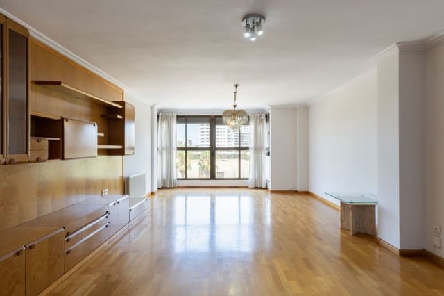 4 bedroom Flat for sale in Valencia city with garage - € 450,000 (Ref: 9175353)